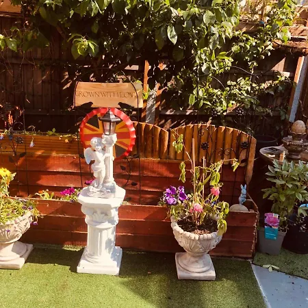 Cheerful 4 Bedroom House With Garden Free Parking Holiday home