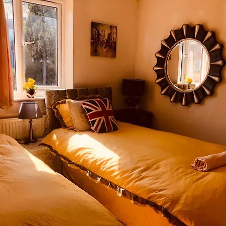 Holiday home Cheerful 4 Bedroom House With Garden Free Parking