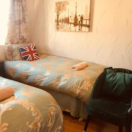 Cheerful 4 Bedroom House With Garden Free Parking * London