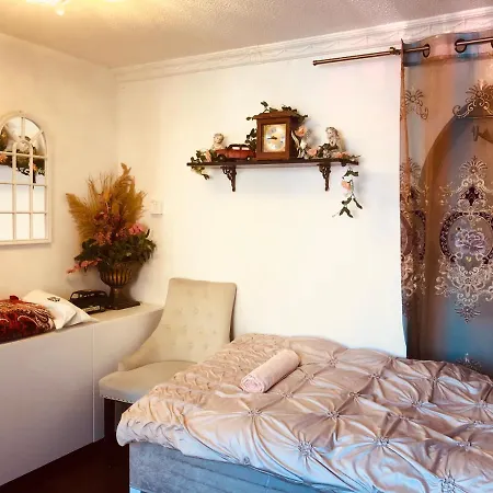 Cheerful 4 Bedroom House With Garden Free Parking Holiday home *