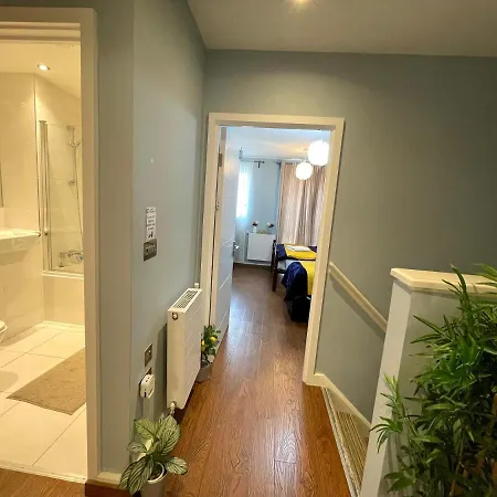Stratford Luxury House: Spacious Garden Retreat Near Westfield Apartment *
