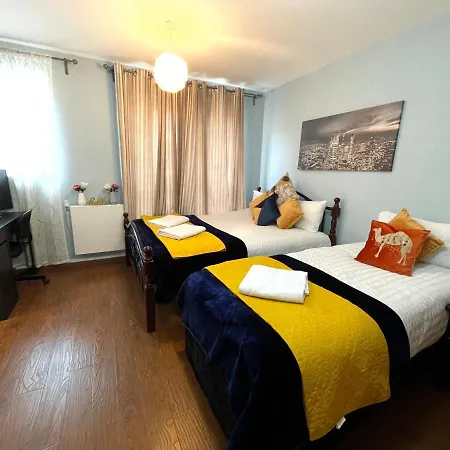 Stratford Luxury House: Spacious Garden Retreat Near Westfield London
