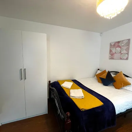 Stratford Luxury House: Spacious Garden Retreat Near Westfield Apartment *
