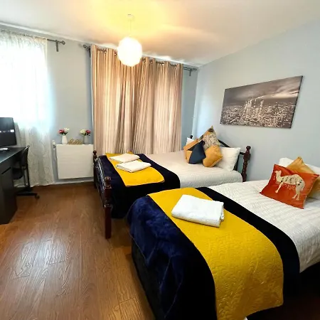 Stratford Luxury House: Spacious Garden Retreat Near Westfield Apartment London