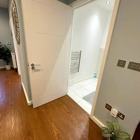 Stratford Luxury House: Spacious Garden Retreat Near Westfield *
