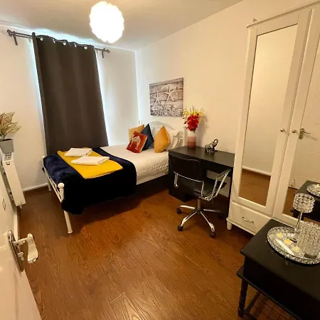 Stratford Luxury House: Spacious Garden Retreat Near Westfield *
