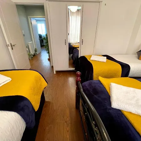 Stratford Luxury House: Spacious Garden Retreat Near Westfield Apartment
