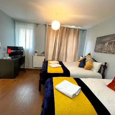 Stratford Luxury House: Spacious Garden Retreat Near Westfield Apartment