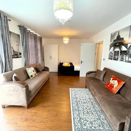 Stratford Luxury House: Spacious Garden Retreat Near Westfield Apartment