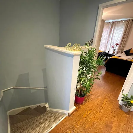 Stratford Luxury House: Spacious Garden Retreat Near Westfield Apartment *