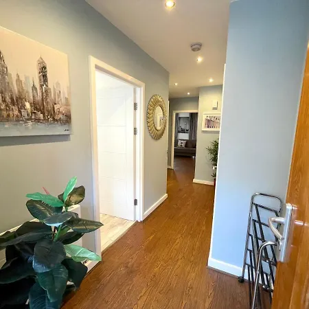 Apartment Stratford Luxury House: Spacious Garden Retreat Near Westfield