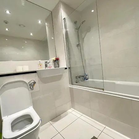 Stratford Luxury House: Spacious Garden Retreat Near Westfield *