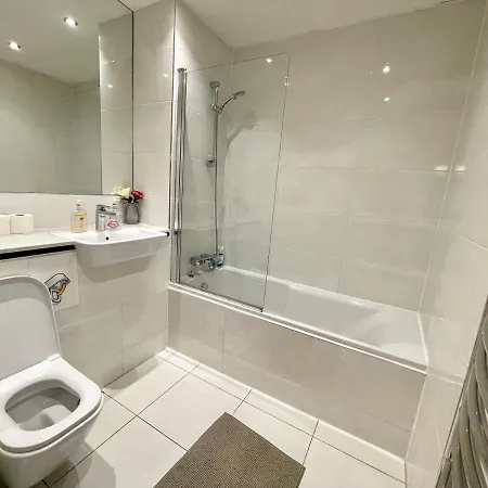 Apartment Stratford Luxury House: Spacious Garden Retreat Near Westfield