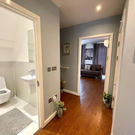 Stratford Luxury House: Spacious Garden Retreat Near Westfield Apartment