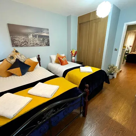 Stratford Luxury House: Spacious Garden Retreat Near Westfield London