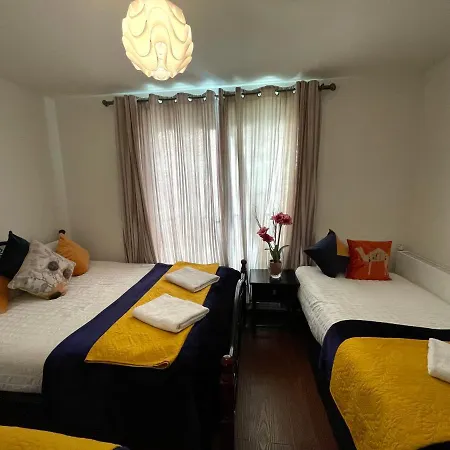 Stratford Luxury House: Spacious Garden Retreat Near Westfield Apartment *