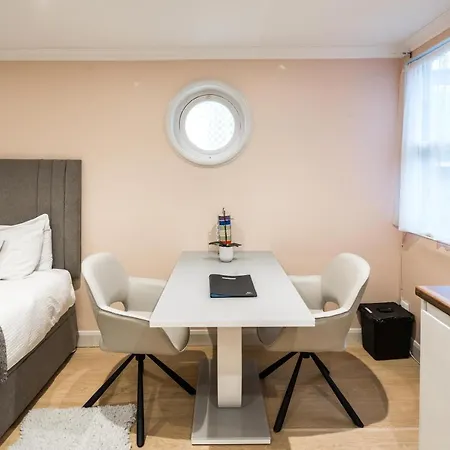 Superb Chelsea Rare Find With Patio 2 Min From Tube Appartement *