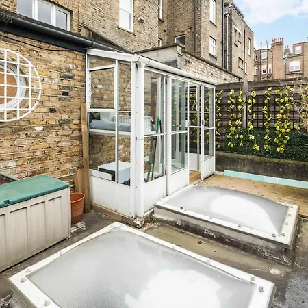 Superb Chelsea Rare Find With Patio 2 Min From Tube Apartment *