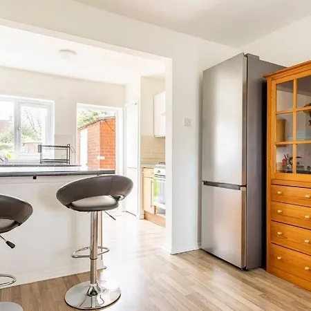 Spacious 3bhk Near Heathrow Holiday home *