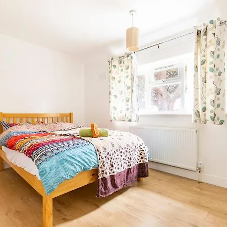 Holiday home Spacious 3bhk Near Heathrow *