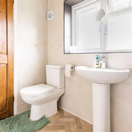 Spacious 3bhk Near Heathrow Holiday home Cranford