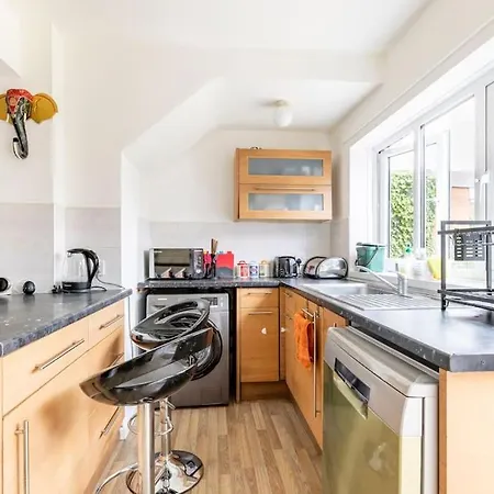 Spacious 3bhk Near Heathrow Holiday home *