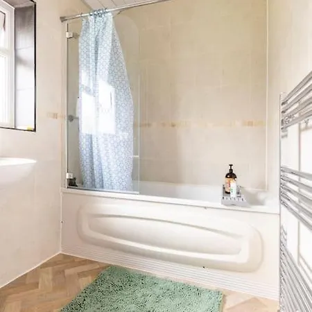 Holiday home Spacious 3bhk Near Heathrow Cranford