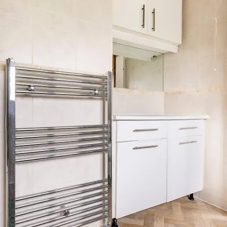 Holiday home Spacious 3bhk Near Heathrow Cranford