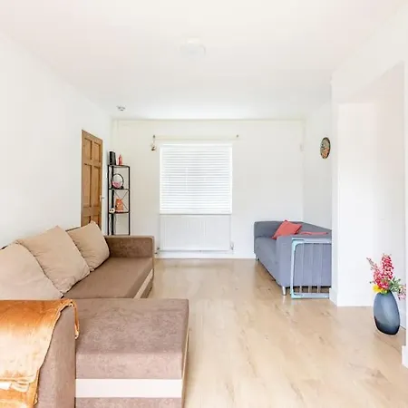 Holiday home Spacious 3bhk Near Heathrow