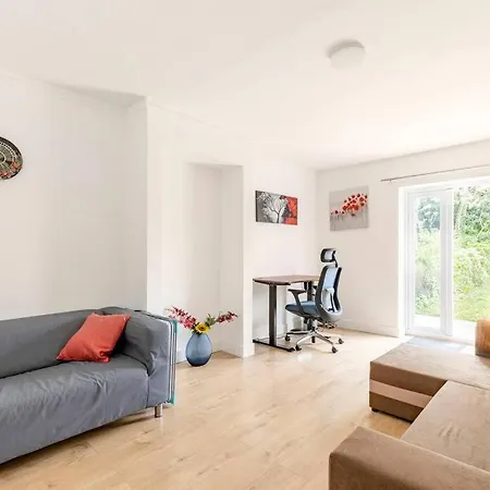 Spacious 3bhk Near Heathrow Cranford