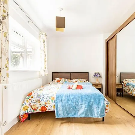 Holiday home Spacious 3bhk Near Heathrow Cranford