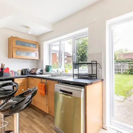 Spacious 3bhk Near Heathrow Holiday home *