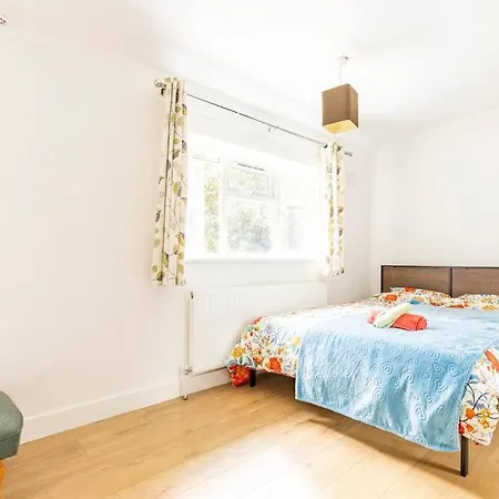 Spacious 3bhk Near Heathrow Holiday home *