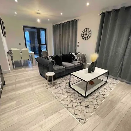 Apartment Stylish And Cosy 2 Bedroom Flat In