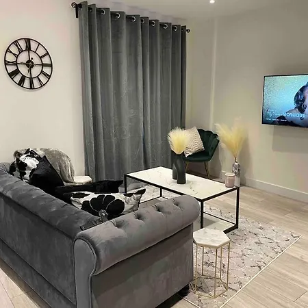 Stylish And Cosy 2 Bedroom Flat In *