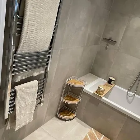 Stylish And Cosy 2 Bedroom Flat In Apartment