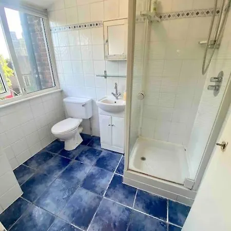 Apartment Penthouse Studio With 2 Double Beds & Smart Tv. Great Location London