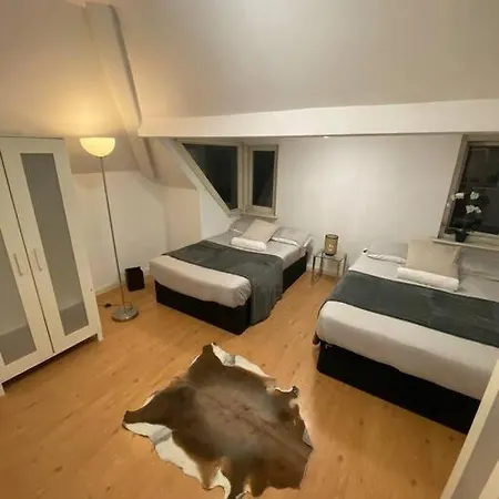 Apartment Penthouse Studio With 2 Double Beds & Smart Tv. Great Location *