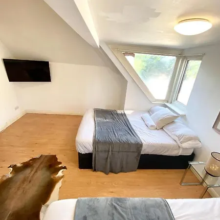 Penthouse Studio With 2 Double Beds & Smart Tv. Great Location London