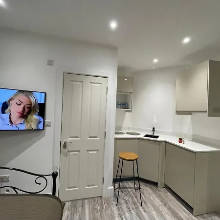 Luxury With En-suite Bathrooms - West London *