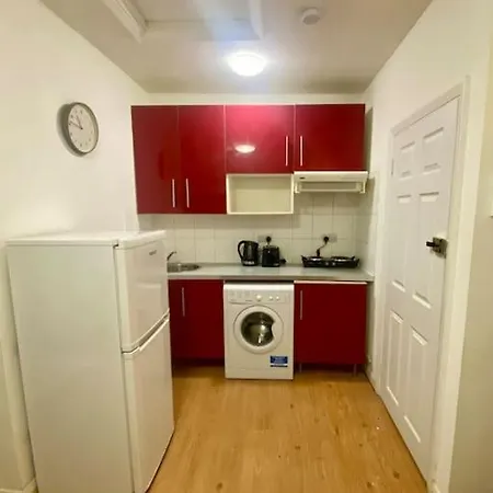 Penthouse Studio With 2 Double Beds & Smart Tv. Great Location Apartment *
