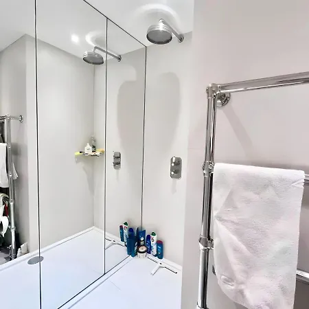 Kensington Heights Apartment *