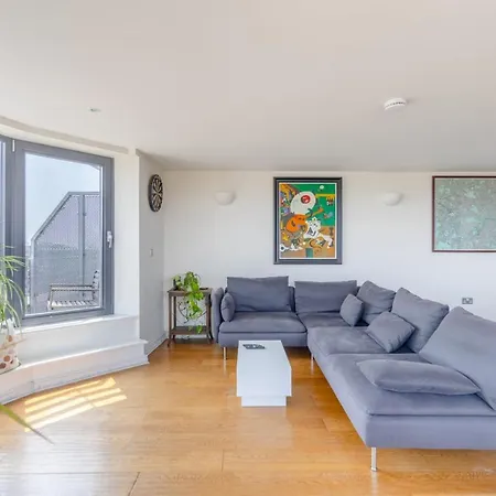 Lovely 2bd Flat With Balcony - Stoke Newington * London
