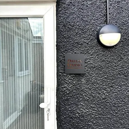 Perfect With Dallas * Hayes (Greater London)