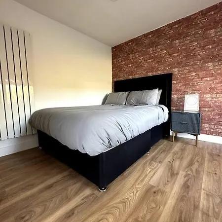 Apartment Perfect With Dallas Hayes (Greater London)