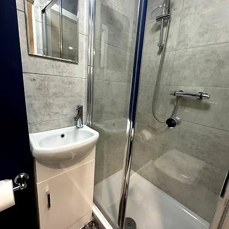 Apartment Perfect With Dallas Hayes (Greater London)