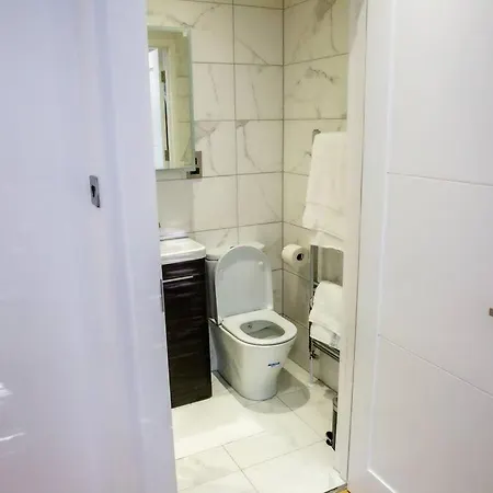 Airy, 3 Bedrooms, Ensuite , Flat Apartment