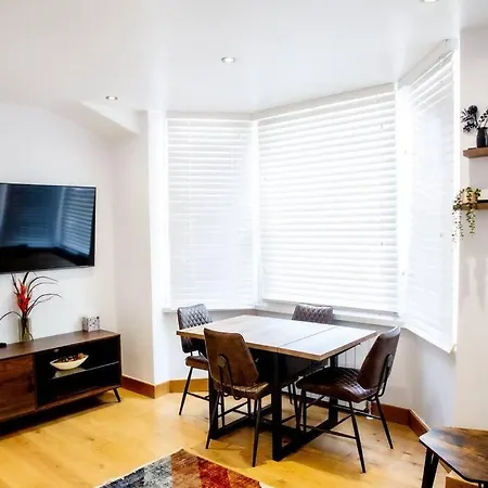 Apartment Airy, 3 Bedrooms, Ensuite , Flat