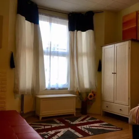 Comfy Rooms. Shared East Homestay.