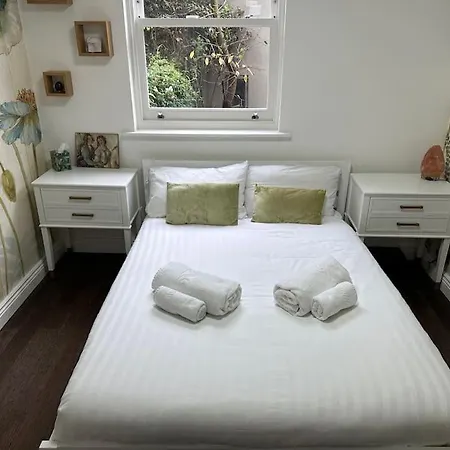 Unique Luxury In The Heart Of London. Air Conditioned With Private Garden Apartment *